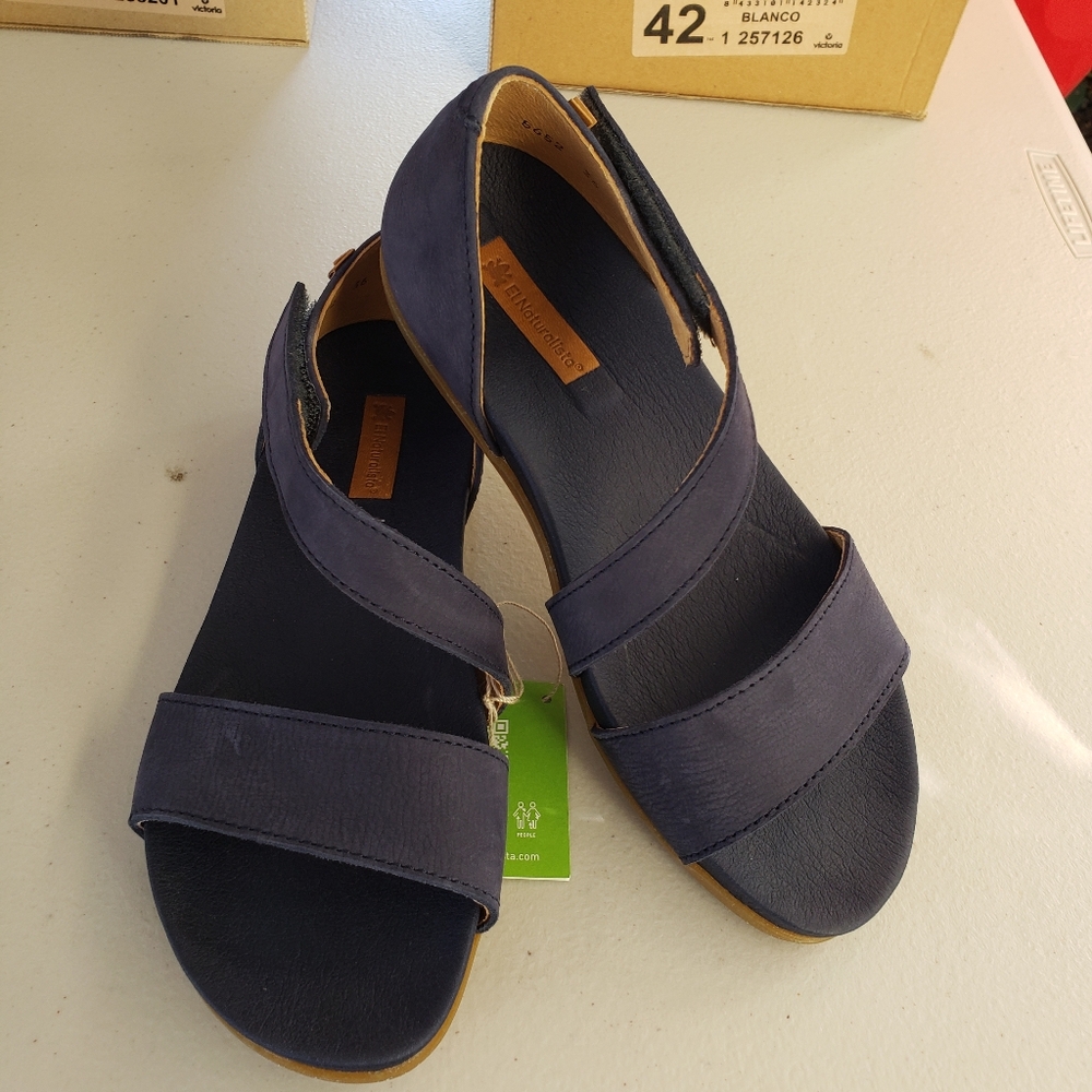 El Naturalista Stylish Navy Sandals
